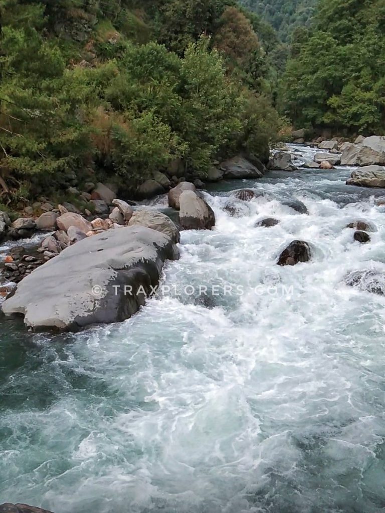 Uhl River flowing through large boulders in Barot Valley, Mandi district @traxplore#traxplorersblogpost